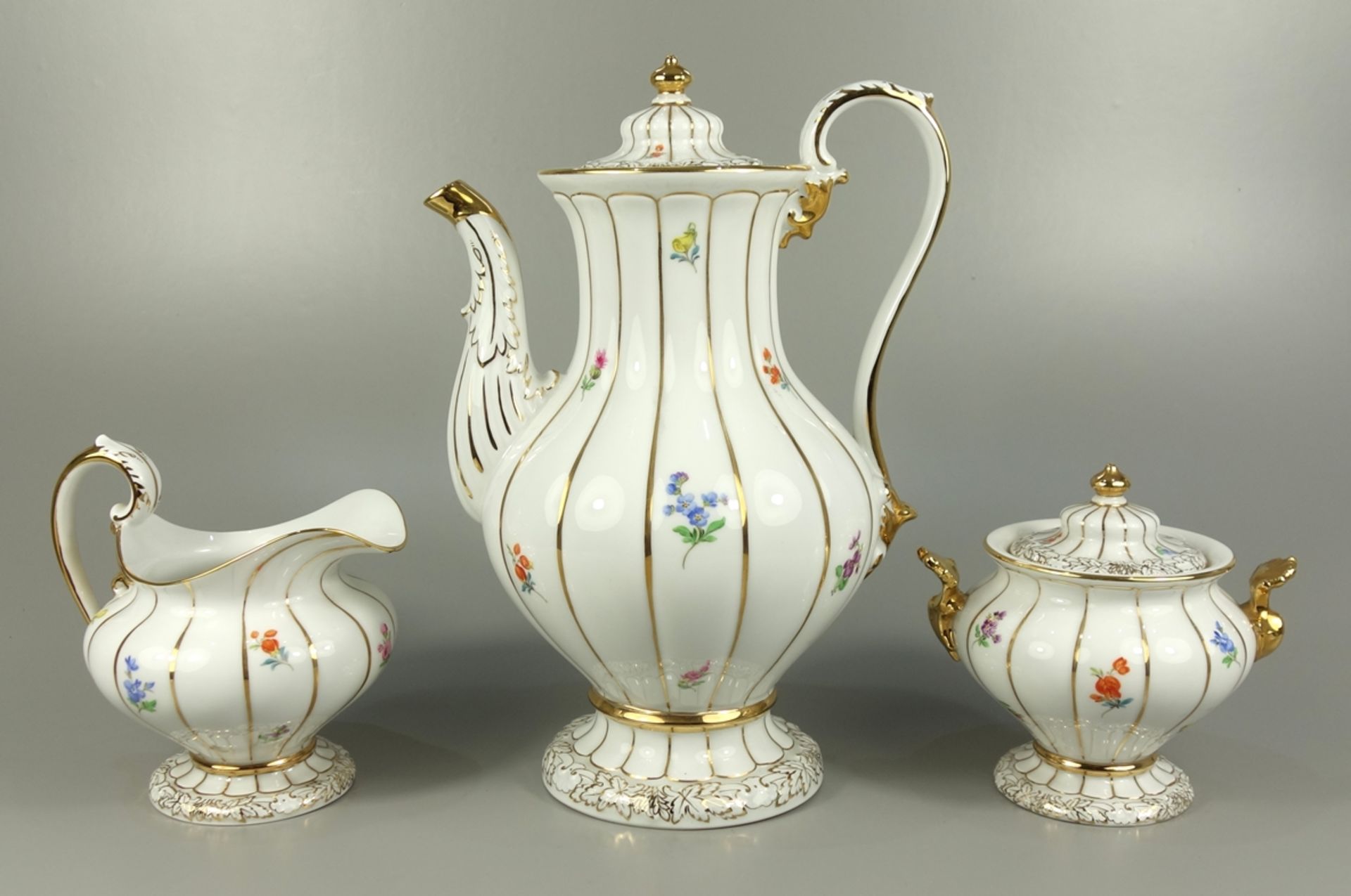 3-tlg. Kaffee-Kernstück, X-Form, Streublumen, Meissen, nach 1934, I.Wahl, Handmalerei, polychrome