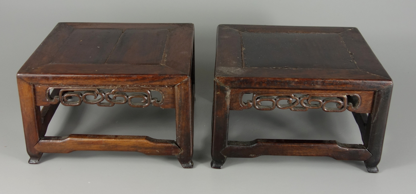 Paar Tisch- Podeste, China um 1900, Holz geschnitzt, einmal unterseitig signiert, jeweils HBT: 9*
