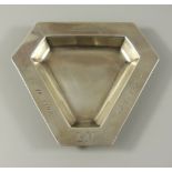 dreieckiges Schälchen mit Widmung, Magdeburg 1937, 830er Silber, 11*13cm, Gew.55g Triangular bowl