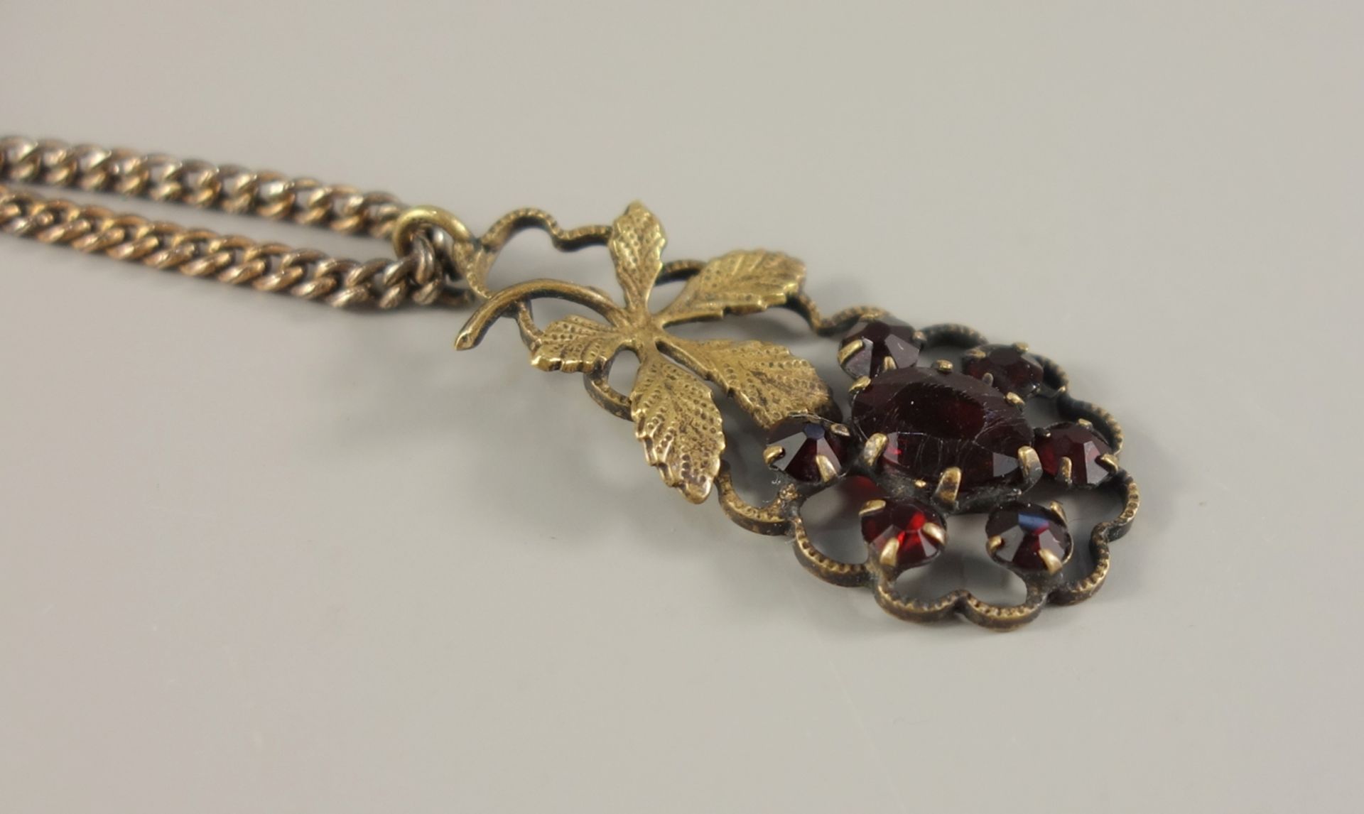 Granatanhänger "Blütenzweig" an Kette, Modeschmuck um 1930/40, Blüte aus Granatsteinen an Blatt,