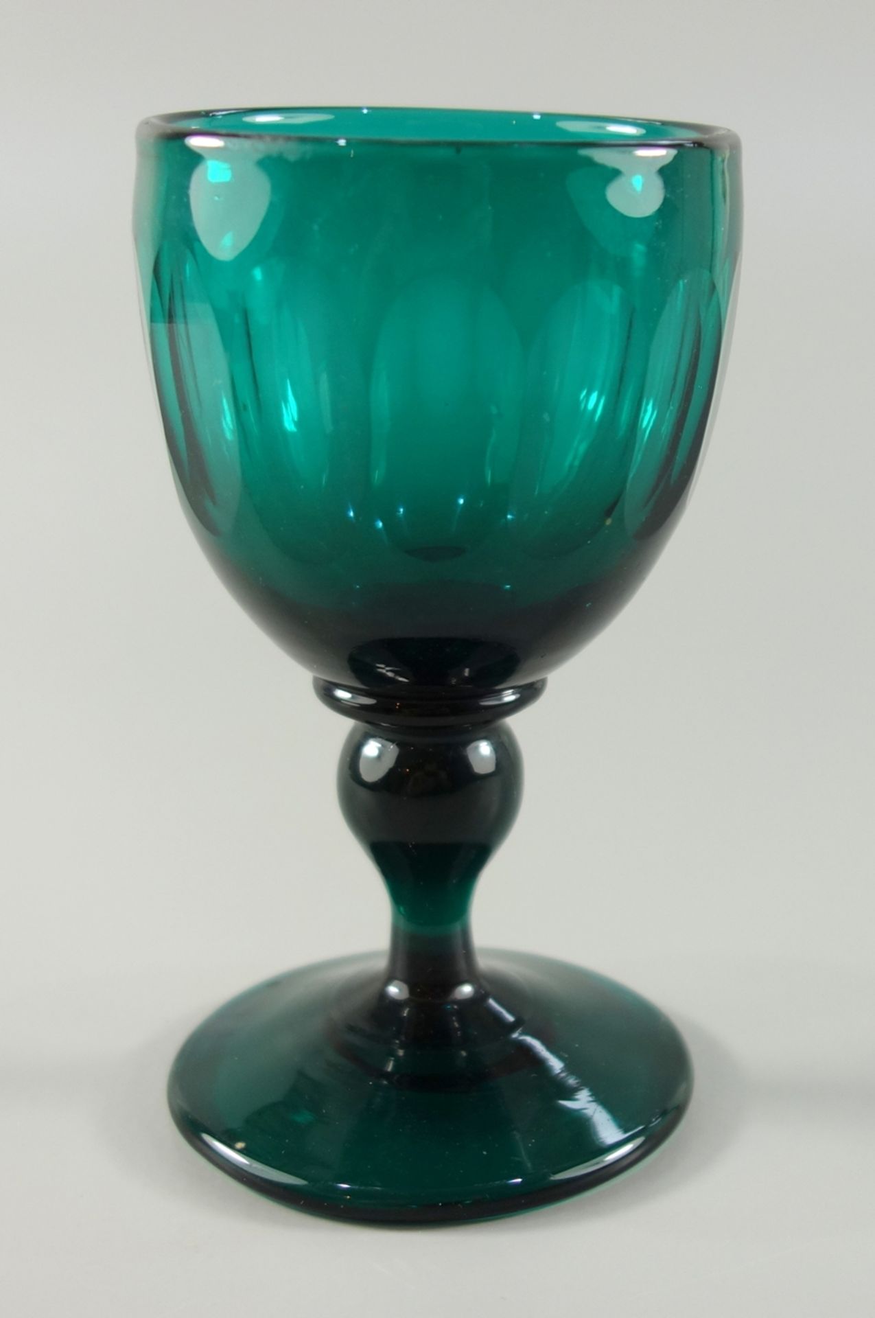 Südweinglas, um 1850, Grünglas mit ausgeschliffenem Abriss, grüne Kuppa mit Schälschliff, H.11,5cm