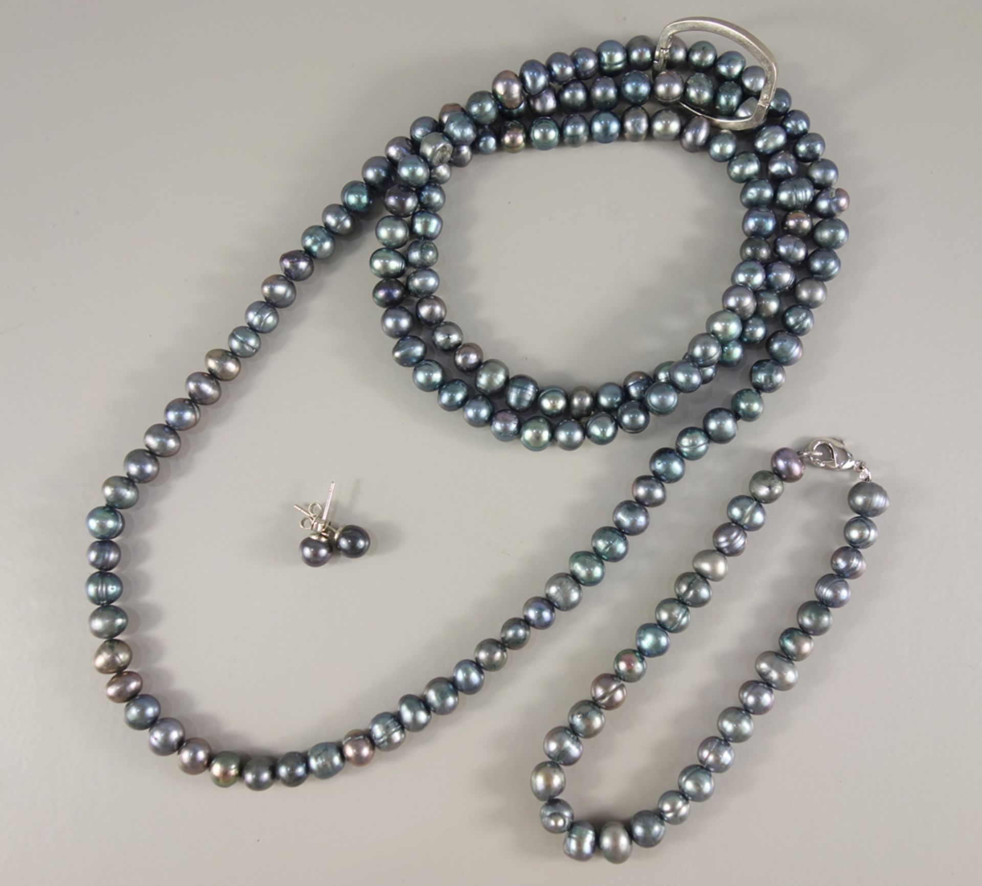 Perlen-Set, dunkel schillernd: lange Kette, Armband und Paar Ohrstecker, unrunde Perlen, Perlen-D.