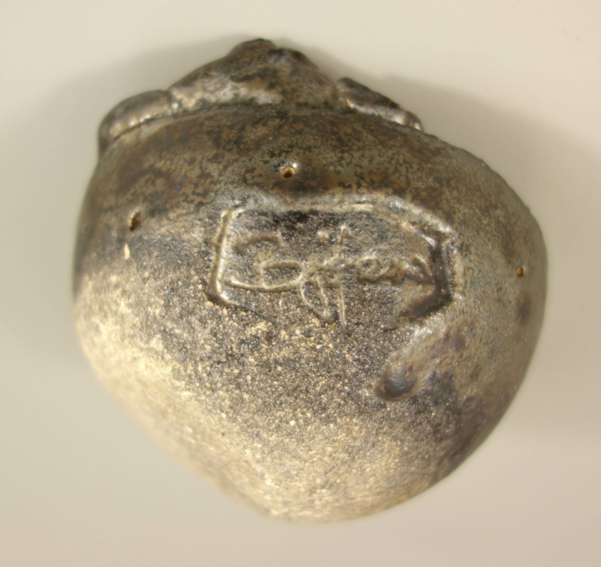 Halbkugel mit Ammonit, Studiokeramik, signiert, unglasierter Stand, rückseitig ungedeutete - Bild 2 aus 2