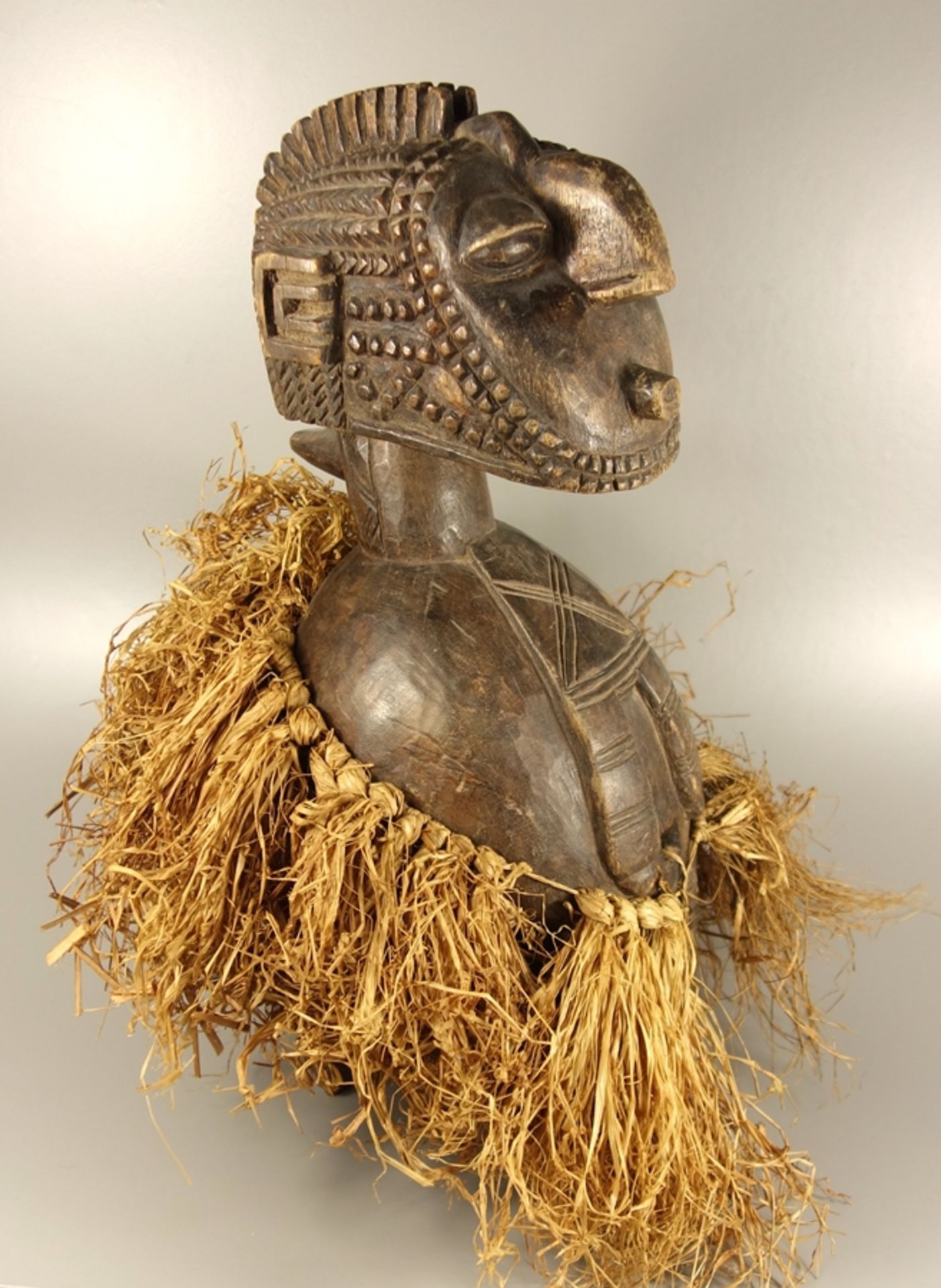 Nimba Schulter- Maske der Baga, Guinea, Weichholz in Gestalt einer Ahnfrau, umlaufend mit - Bild 3 aus 3