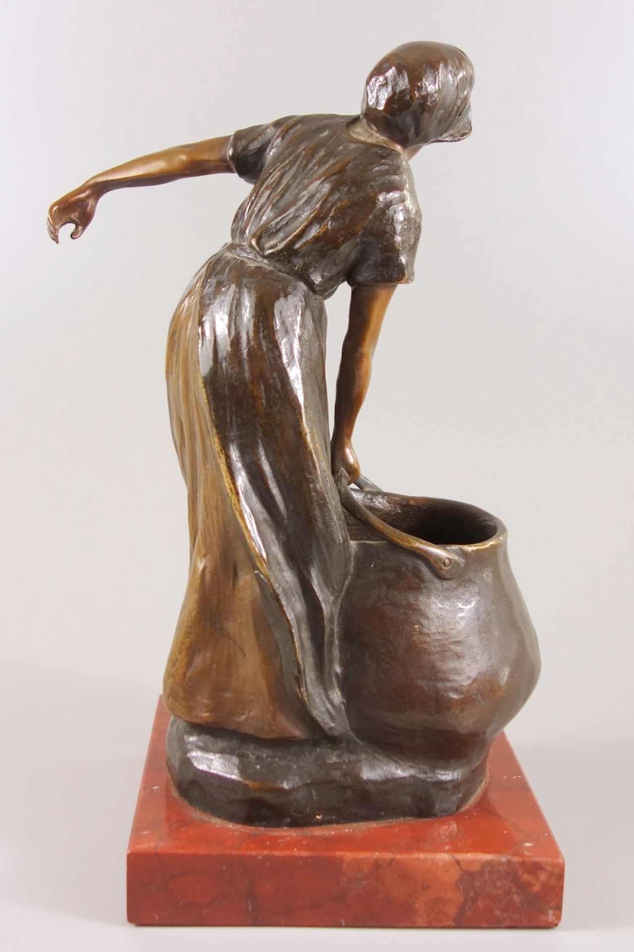 Rudolf Marcuse (1878 - 1929) "Junge Frau mit großem Henkeltopf", Bronze, um 1900, Ausführung - Bild 3 aus 6