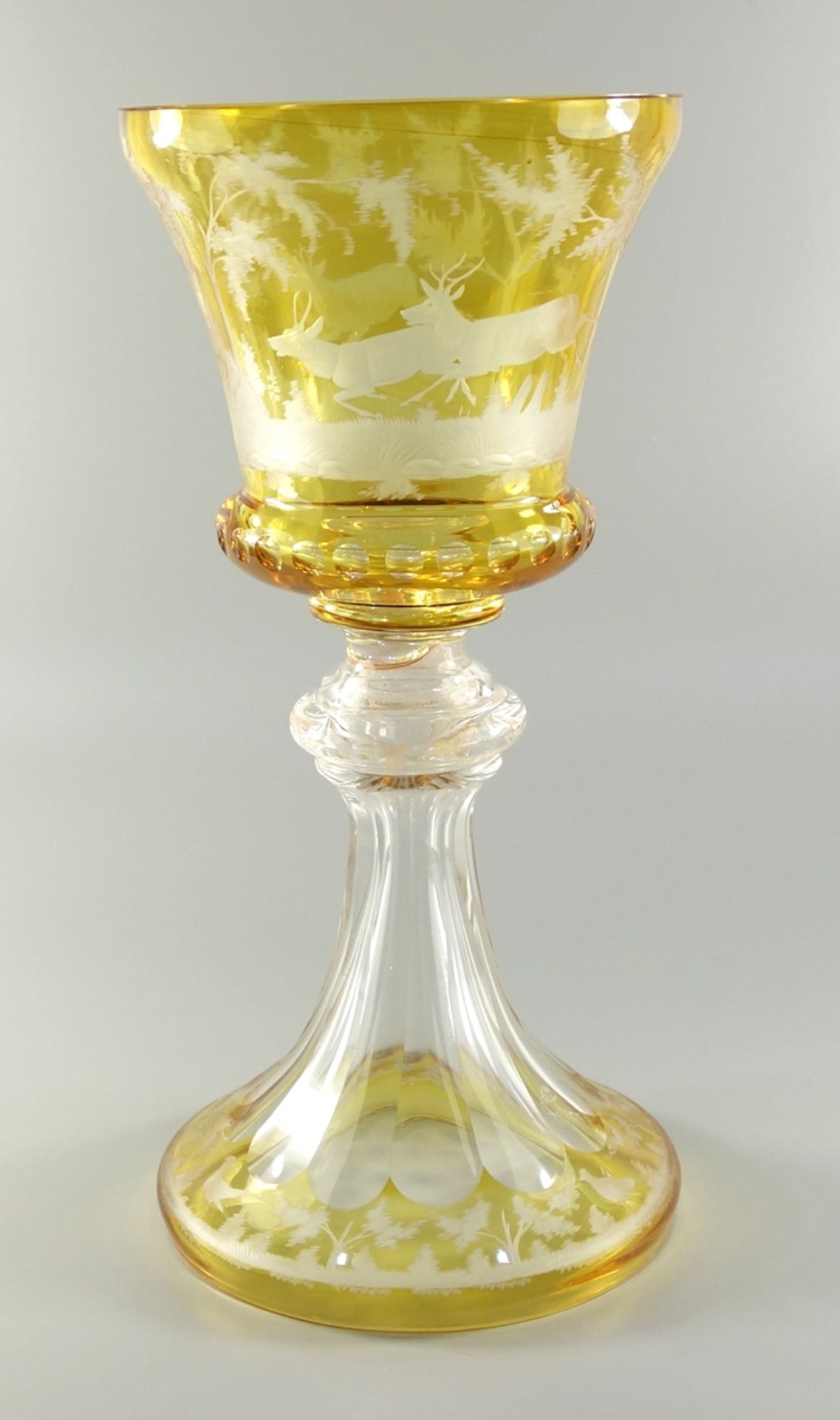 sehr großes Pokalglas, Böhmen, um 1870, farbloses Kristallglas mit bernsteinfarbenem Überfang, - Bild 2 aus 2