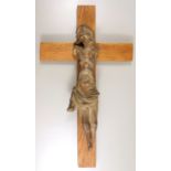 Kruzifix, Dreinagelkreuz, wohl 14./15.Jh., Fragment, Holzschnitzerei, die angesetzten Arme fehlen,
