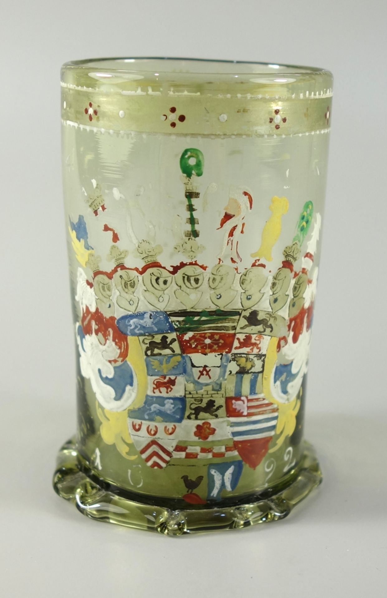 Becherglas mit Wappen, Historismus, um 1870, grünes Glas, zylindrische Wandung, am Stand