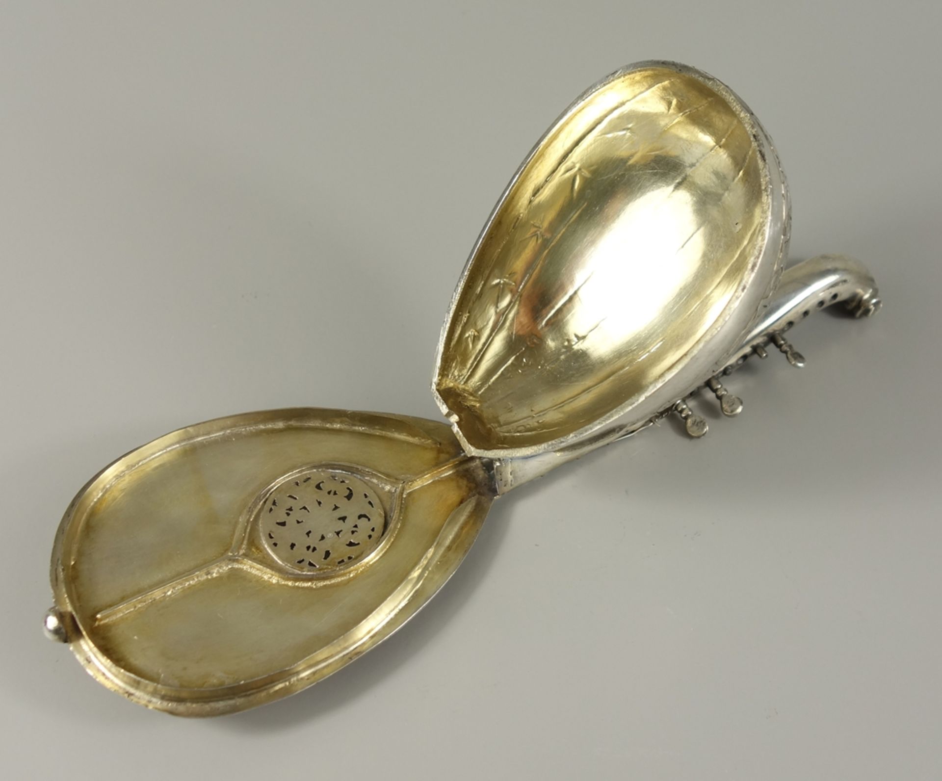 Dose in Form einer Mandoline, Silber geprüft, min. 800/1000, floral graviert, scharniertes - Bild 3 aus 3