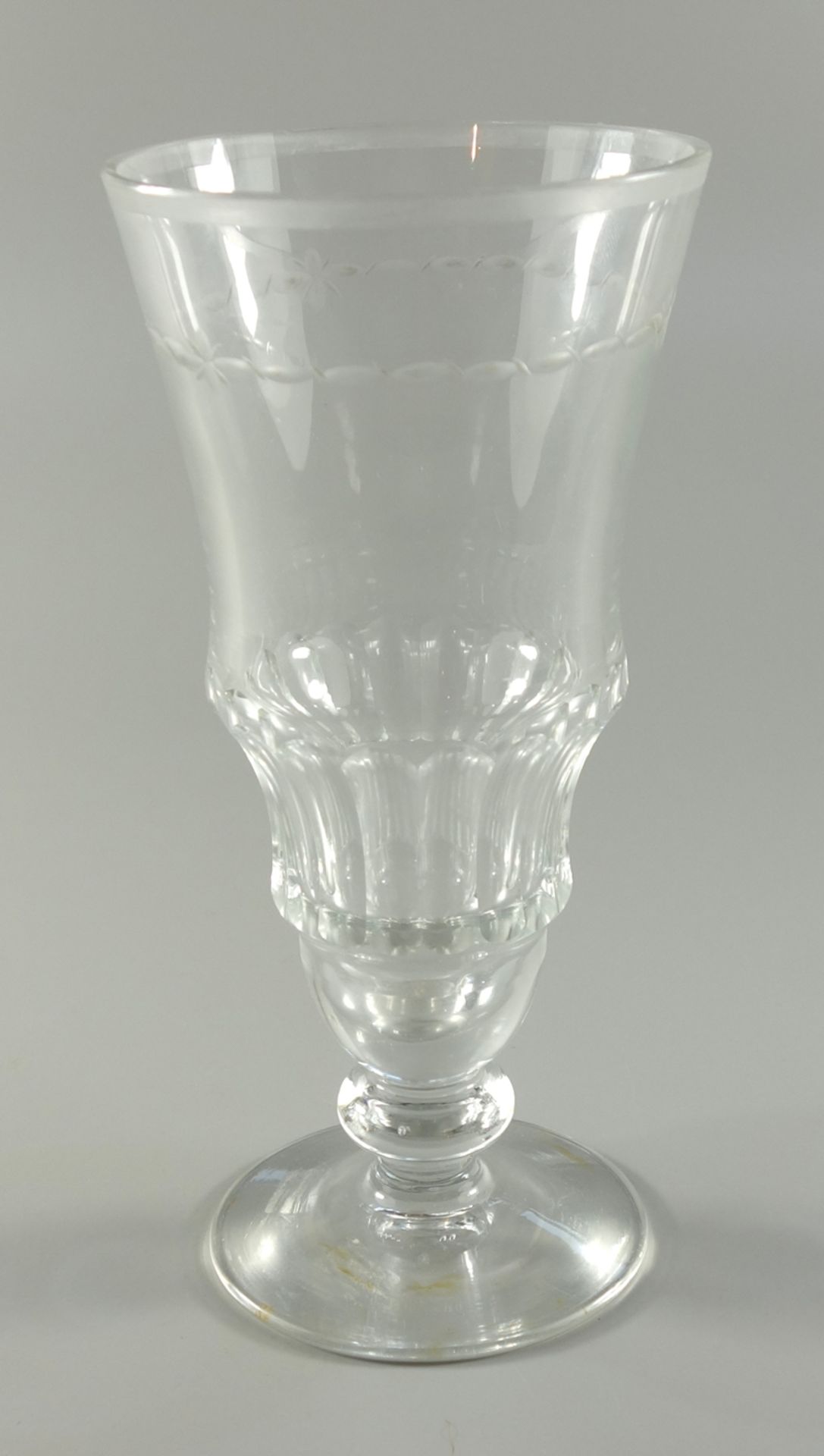 Kelchglas, Mitte 19.Jh., farbloses Glas, Scheibenfuß, Korpus mit umlaufendem Schälschliff, H.16,7cm