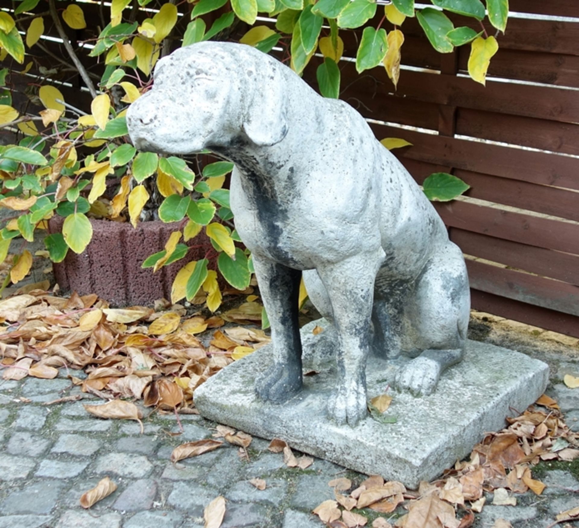 Jagdhund, Steinguss, geschätzt 80 kg, Steinmetzarbeit, H*B*T ca.65*43,5*80cm, Stand B*T 43,5*44cm, - Bild 3 aus 4