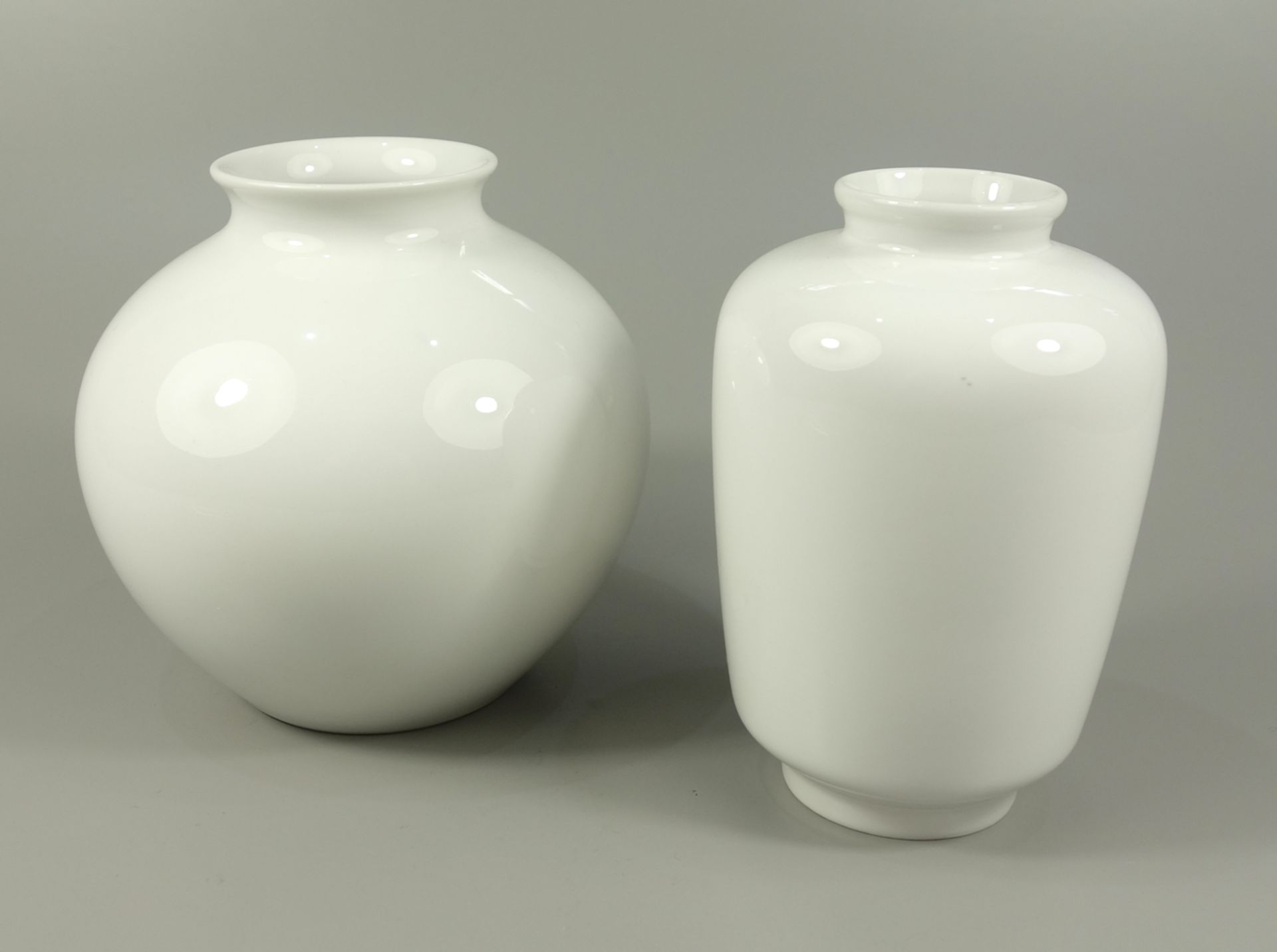 2 weiße Vasen, KPM Berlin, 2.Hälfte 20.Jh.: Vase HALLE-TEE, Entwurf Marguerite Friedlaender, H.13cm