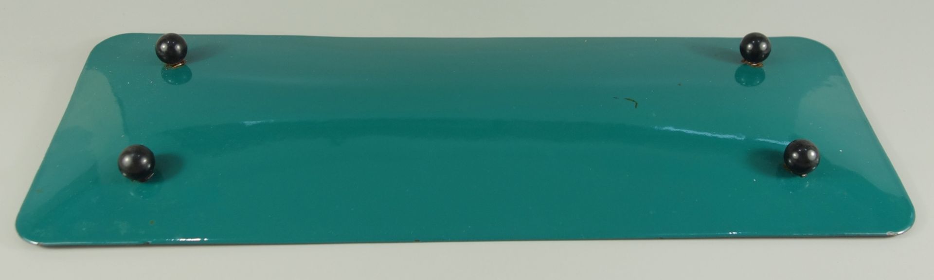 rechteckige Emaille-Schale, 1960er Jahre, leicht gemuldet, 4 Kugelfüße aus schwarzem Kunststoff, L* - Bild 3 aus 3