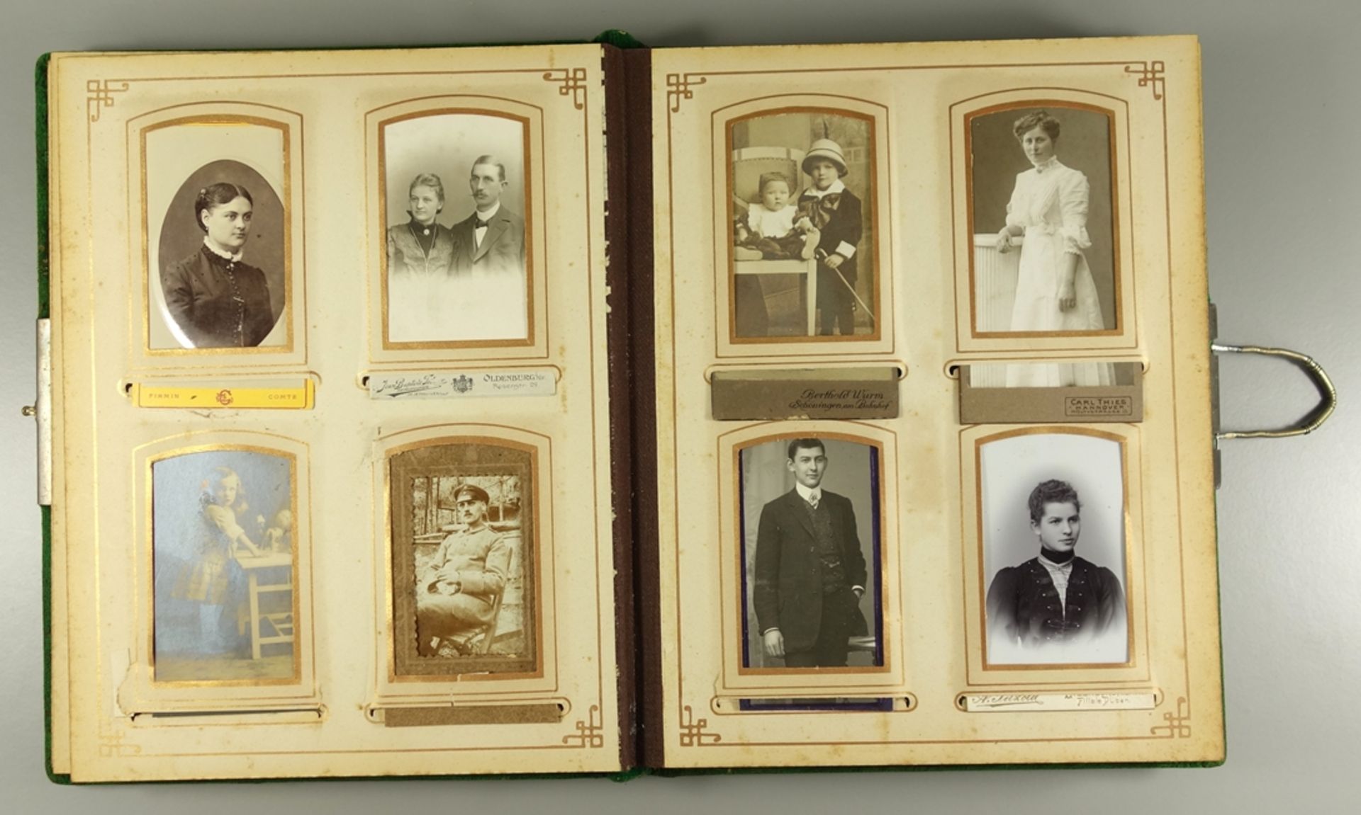 Jugendstil-Album mit 66 Kabinettfotos, um 1900, mit 4 floral umrahmten, polychromen Umrandungen für - Image 3 of 3