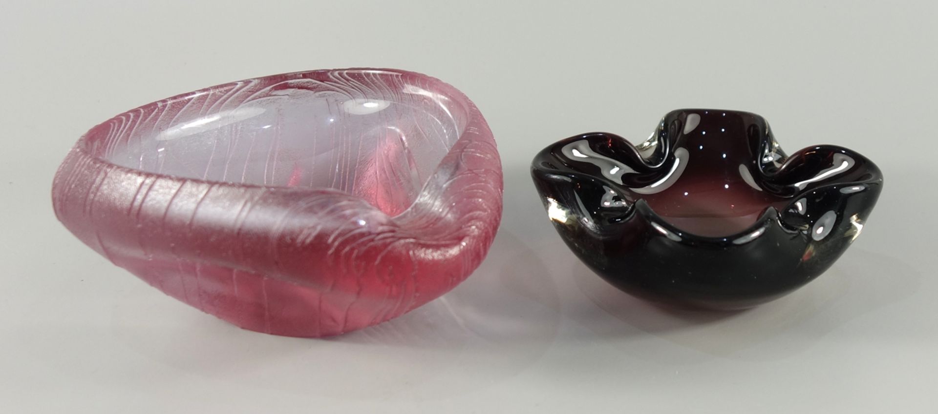 zwei kleine Glasschalen (Ascher), Murano und Tschechoslowakei, 50er und 60er Jahre: rosafarbenes