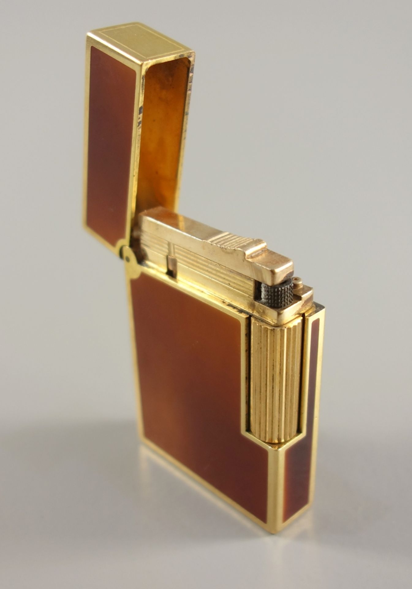 Feuerzeug, S.T. Dupont, Paris, vergoldet, Chinalackdekor, H.55mm, leichte Altersspuren Lighter, S.