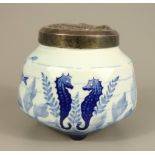 Dose mit Unterwasserwelt-Motiv, Delftware, Handmalerei, 1.Hälfte 20.Jh., versilberter Deckel mit