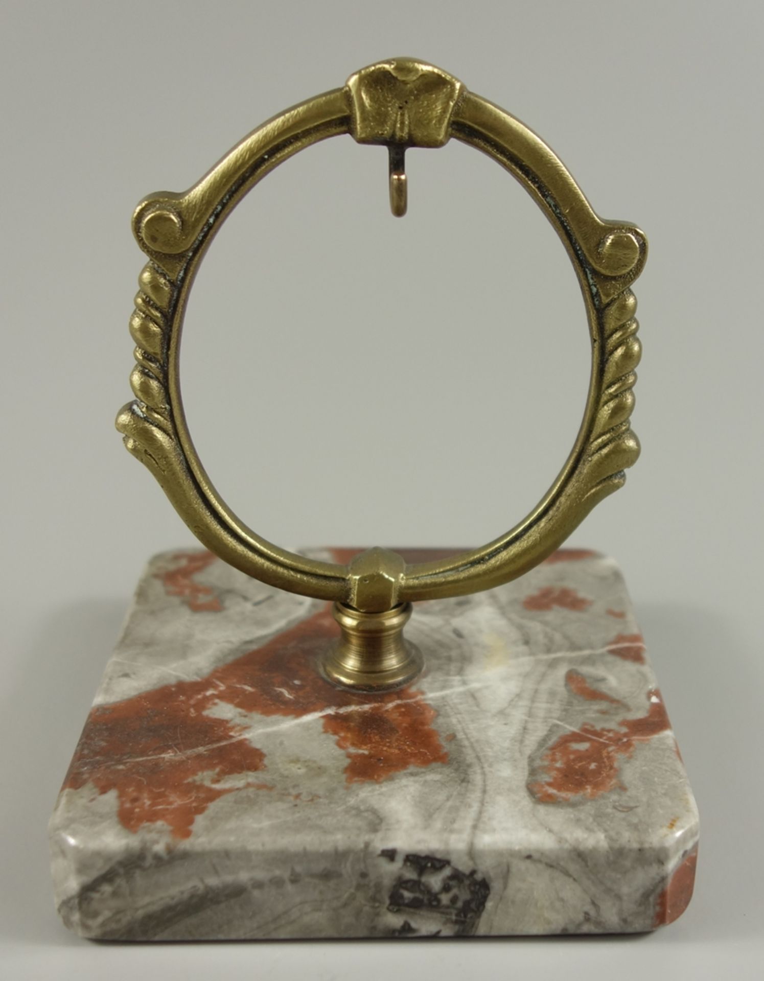 Taschenuhrenständer mit Natursteinsockel und ovalem Messingrahmen, H.12cm Pocket watch stand with