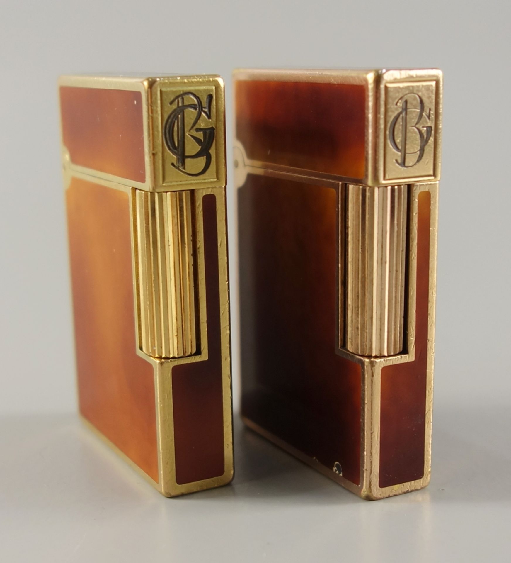 2 Feuerzeuge mit Monogramm, S.T. Dupont, Paris, vergoldet, mit Chinalack, monogrammiert "GB",