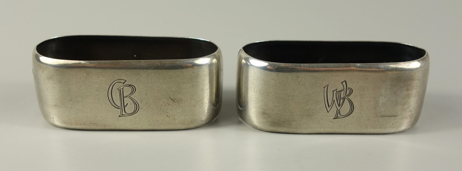 Paar Serviettenringe mit Mogrammen "CB" und "WB", 835er Silber, Maße 6,3*2,6cm, Gew.32g Pair of