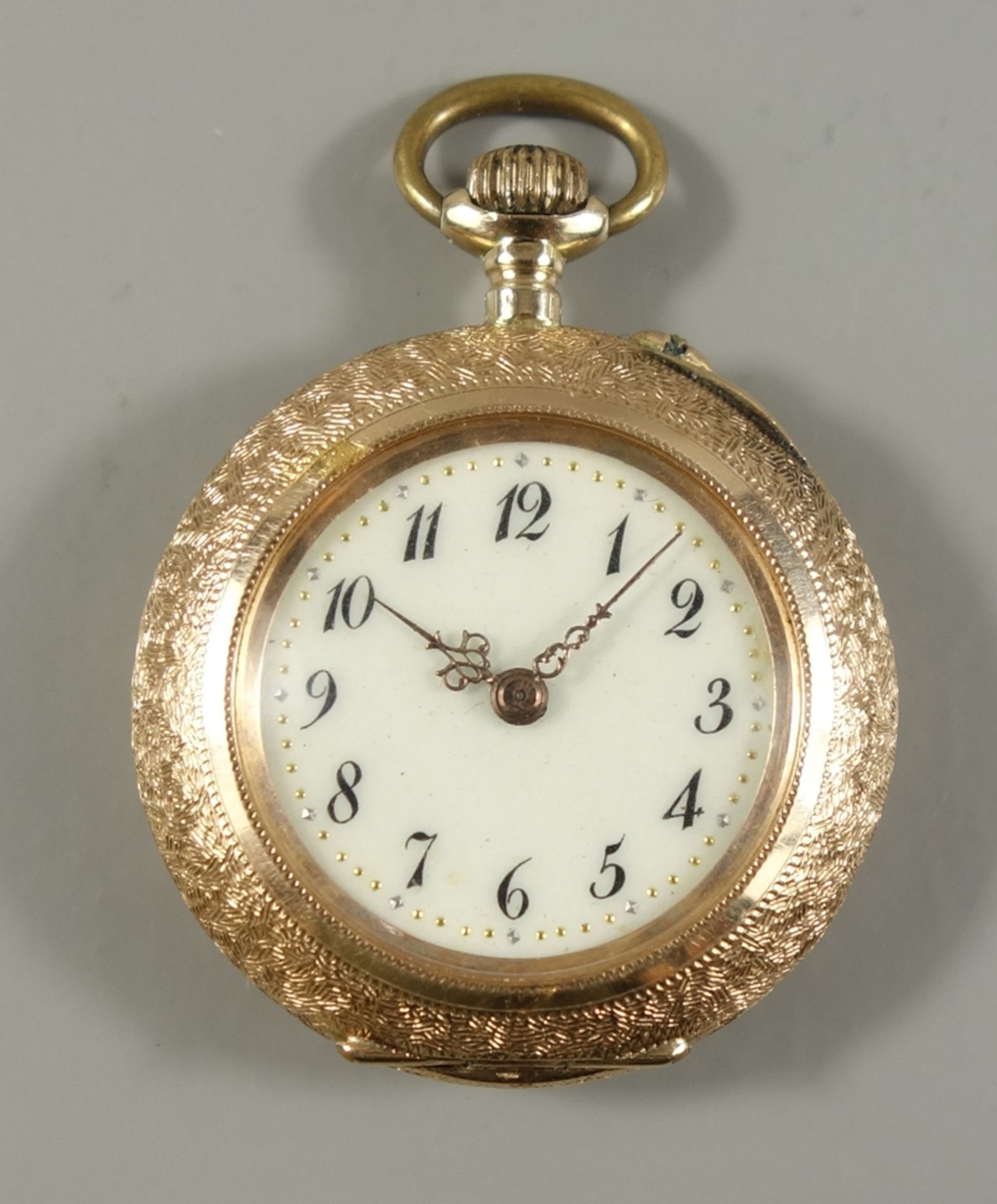 Damenumhängeuhr mit Emaille, 585er Gold, um 1900, guillochiertes Gehäuse mit floraler, emaillierter