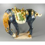 Tang- Pferd, Ausformung des 20. Jh., Ton, mehrfarbig glasiert, HBT: 38*15*45cm, Beine geklebt Tang