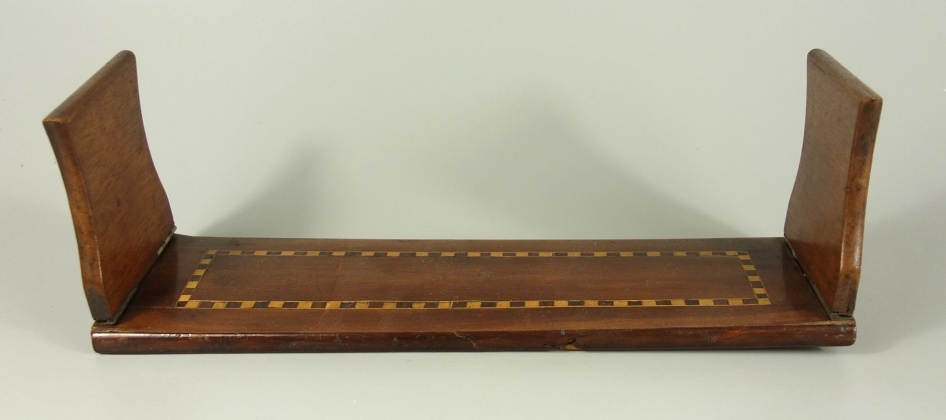 Buchstütze, Holz mit Intarsienbändern, um 1900, furniert, scharnierte Seiten, eine Seiten mit - Bild 3 aus 3