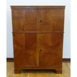 Highboard / Wäscheschrank, Nussbaum / Spiegelfurnier, 1930er Jahre, viertürig, unten mit einer