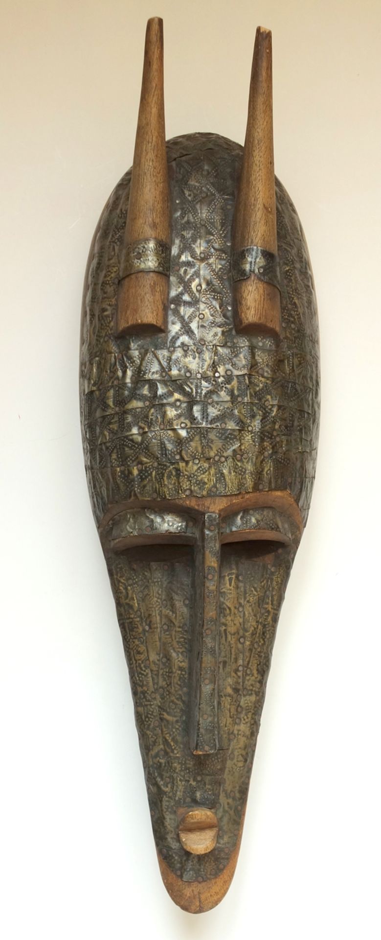 Marka Maske N`domo, Burkina Faso, Holz mit Messingblechbeschlägen, Maße: 73*21cm Marka mask N`domo,