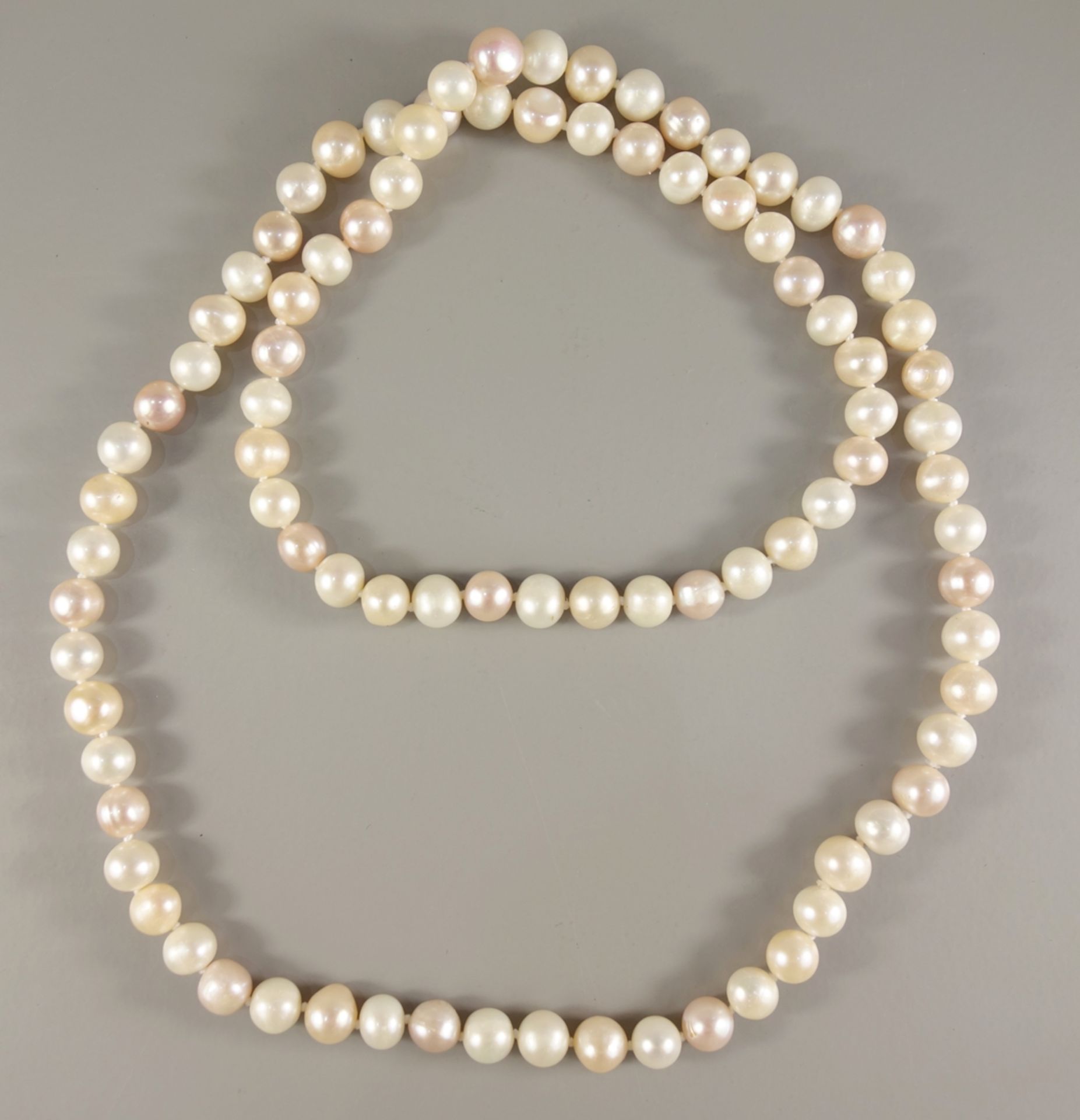 Perlenkette mit weißen und rosé schillernden Perlen, Einzelverknotung, Perlen-D.ca.8,5mm,