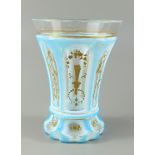Becherglas, um 1850, Klarglas mit opakem Überfang in Hellblau und Weiß, partiell geblänkt, zartes,