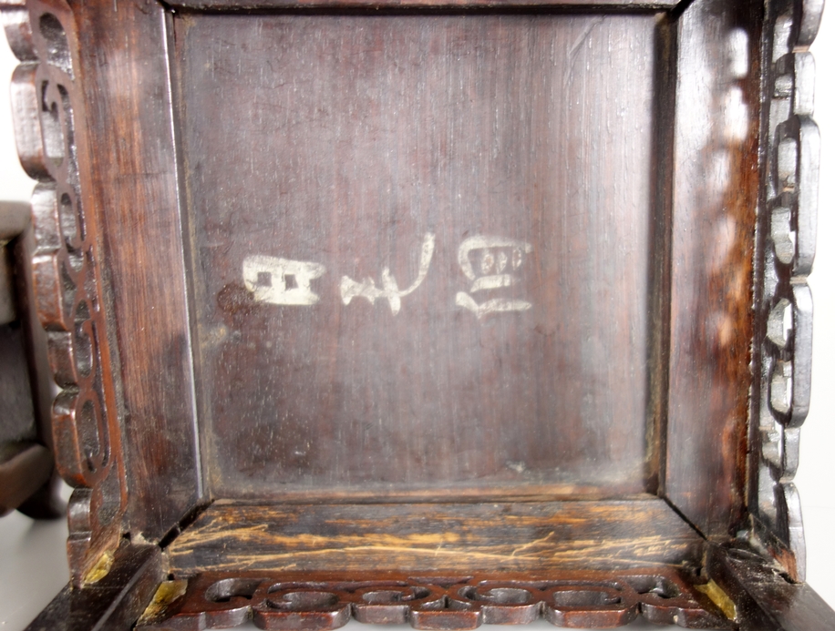 Paar Tisch- Podeste, China um 1900, Holz geschnitzt, einmal unterseitig signiert, jeweils HBT: 9* - Image 2 of 2