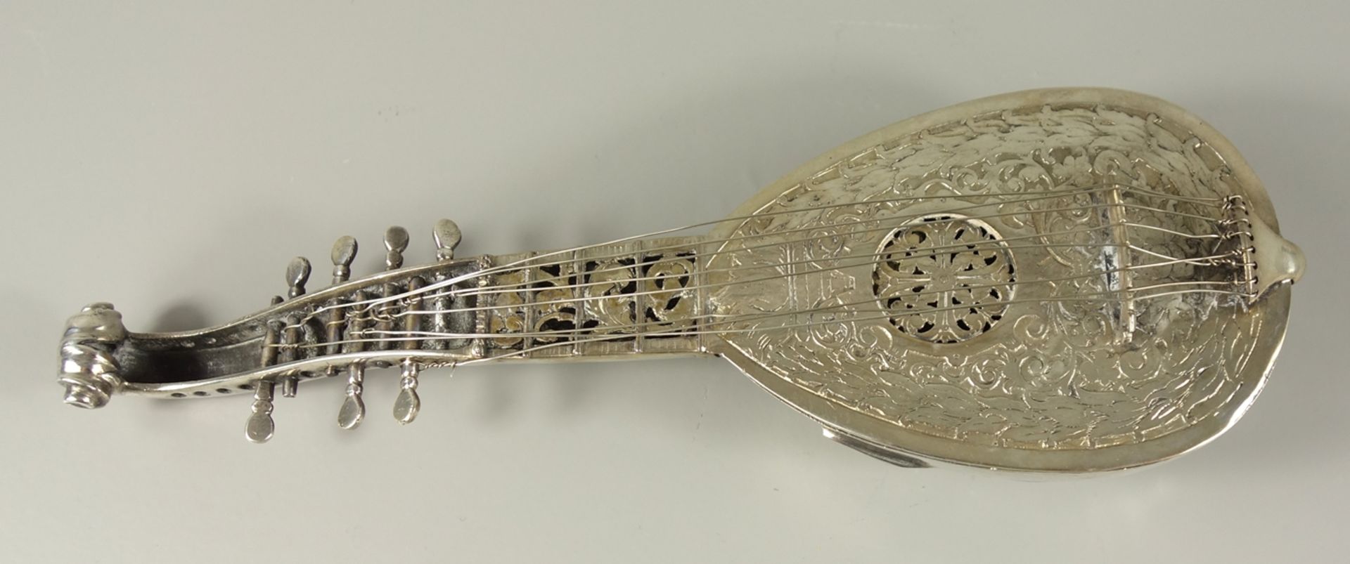 Dose in Form einer Mandoline, Silber geprüft, min. 800/1000, floral graviert, scharniertes - Bild 2 aus 3