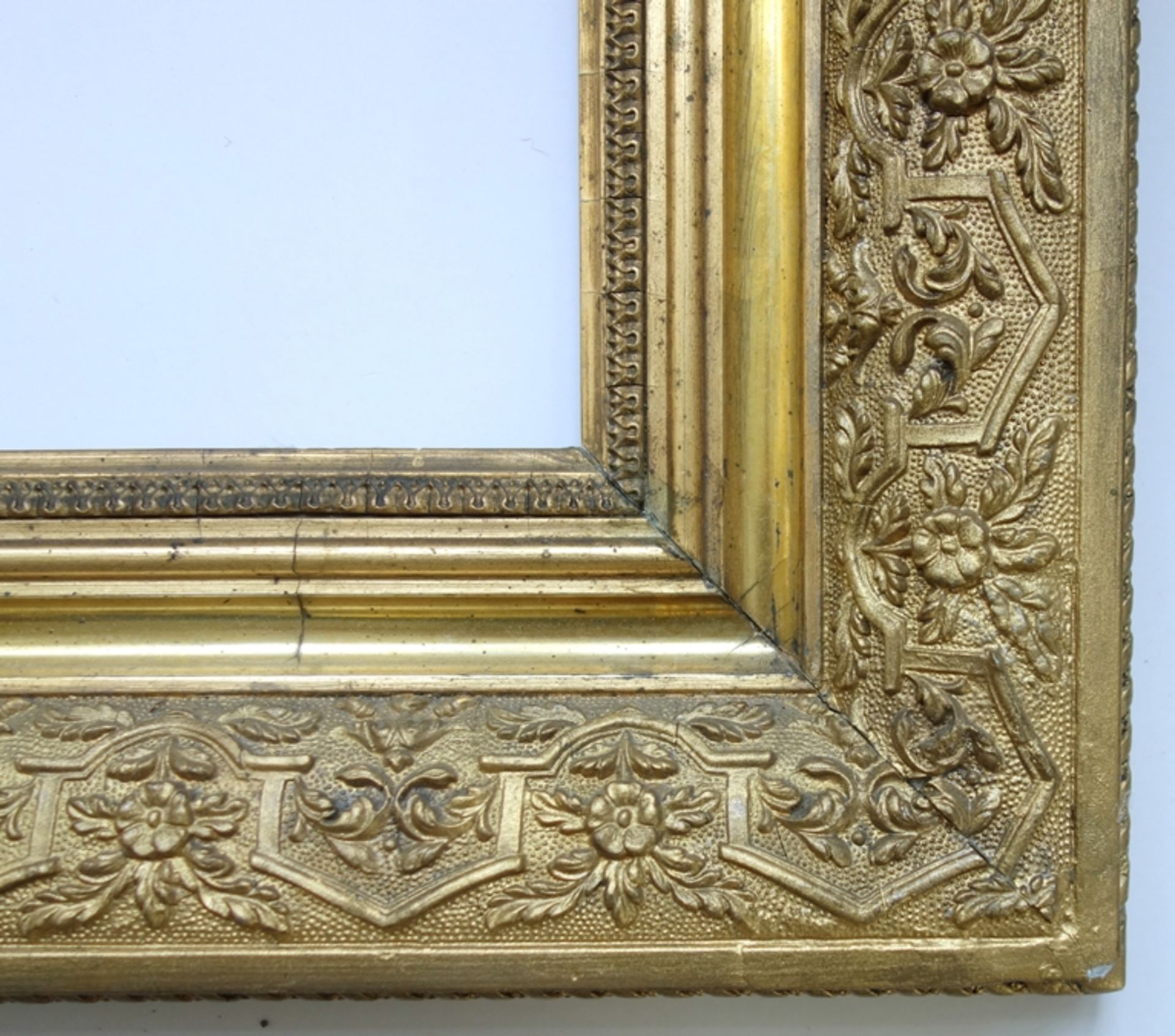 Goldstuckrahmen mit floralem Relief, um 1890, für Gemäldegröße H*B 48*35,5cm, Gesamt-H*B 66*53,5cm, - Bild 2 aus 2