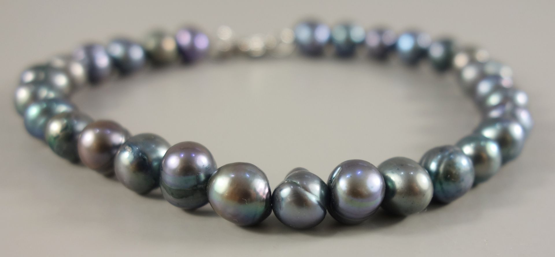 Perlen-Set, dunkel schillernd: lange Kette, Armband und Paar Ohrstecker, unrunde Perlen, Perlen-D. - Bild 2 aus 2
