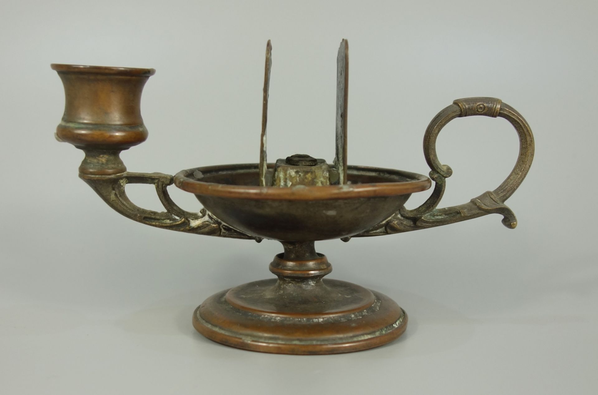 Kerzen- und Streichholzschachtelhalter, um 1890, Kupfer, runder Stand, kurzer Schaft, seitlicher