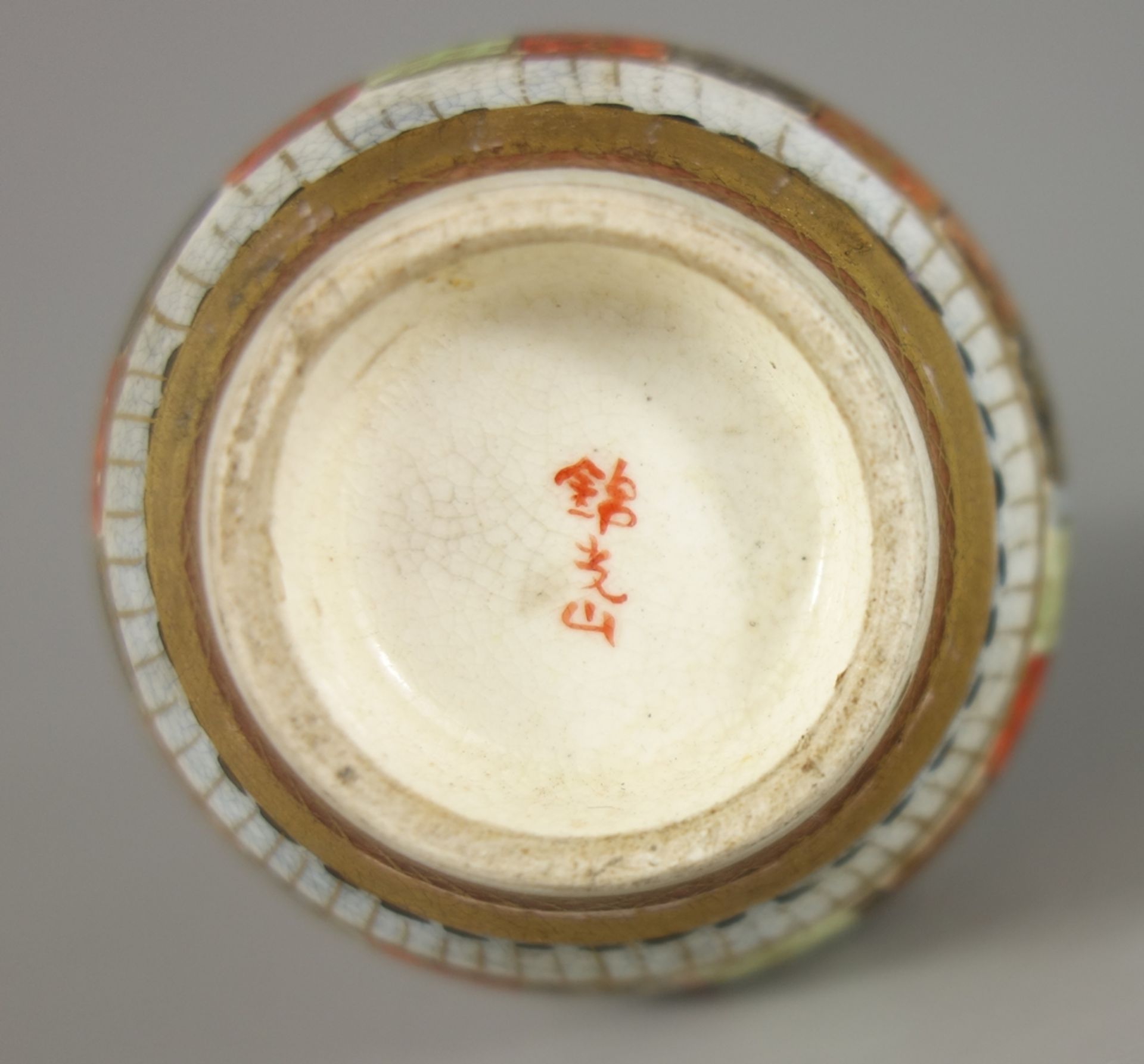 signierte Satsuma Vase "1000 Gesichter", Japan, Meji- Periode, H.7,8cm, Vergoldung min.berieben - Bild 2 aus 2