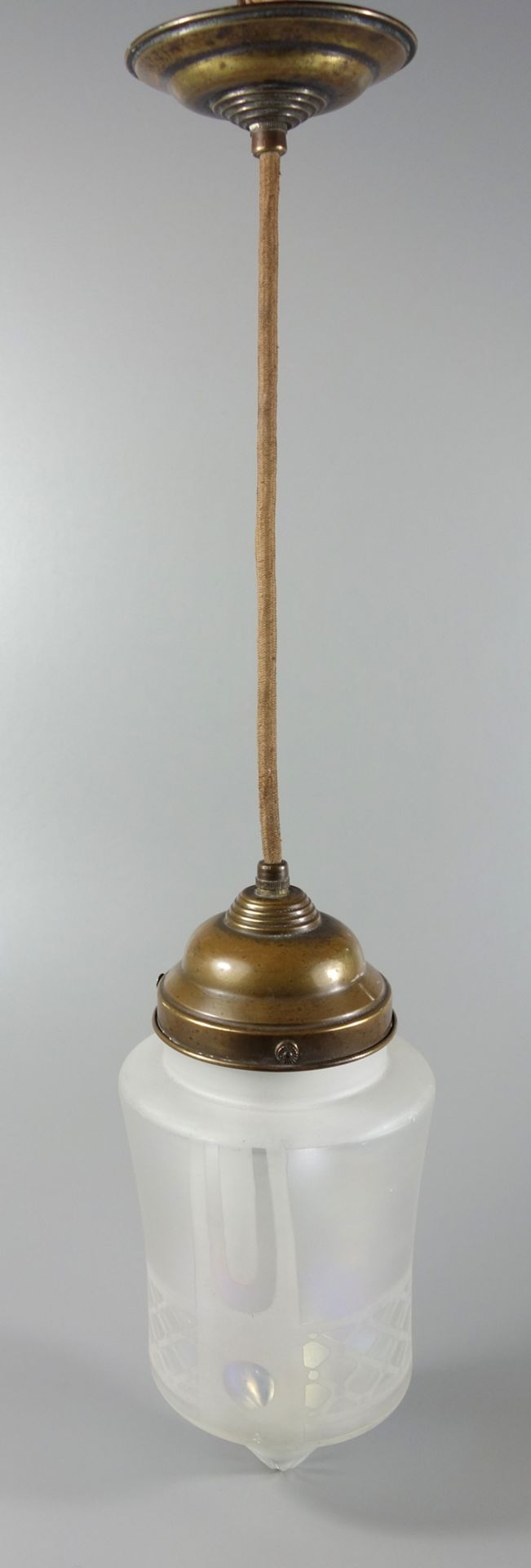 Flurlampe, Jugendstil, um 1910, irisierendes Glas mit aufgelegtem Mattglasdekor, 2 kleine Chips,