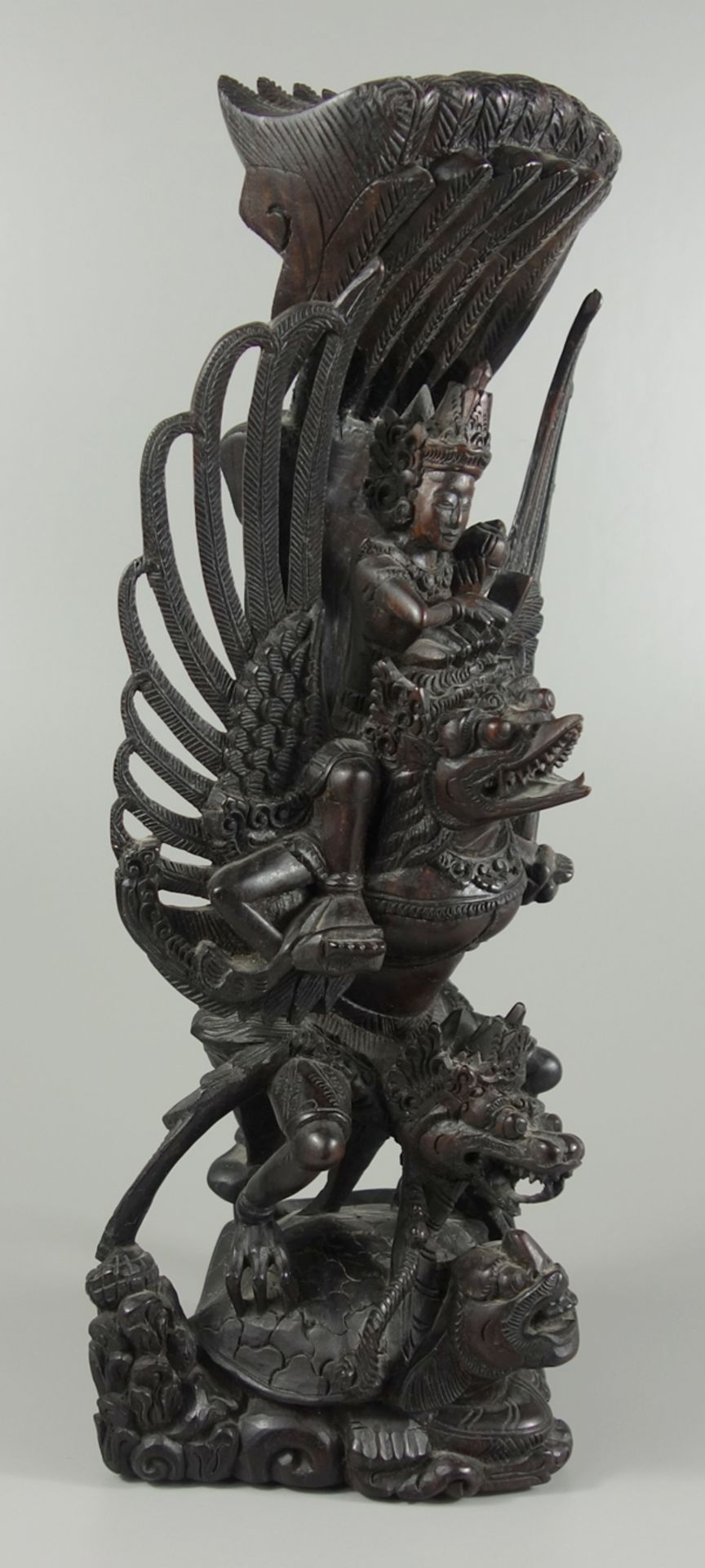 Vishnu auf Garuda, Bali, Indonesien, Hartholz, aufwendig geschnitzt, H.36cm, ein Flügel geklebt - Bild 2 aus 3