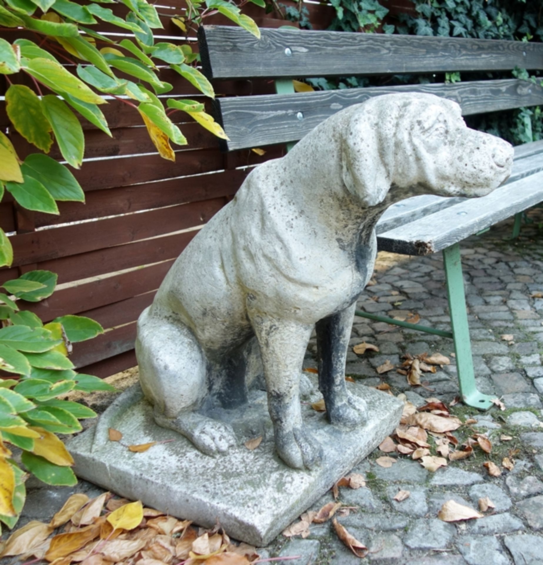 Jagdhund, Steinguss, geschätzt 80 kg, Steinmetzarbeit, H*B*T ca.65*43,5*80cm, Stand B*T 43,5*44cm,