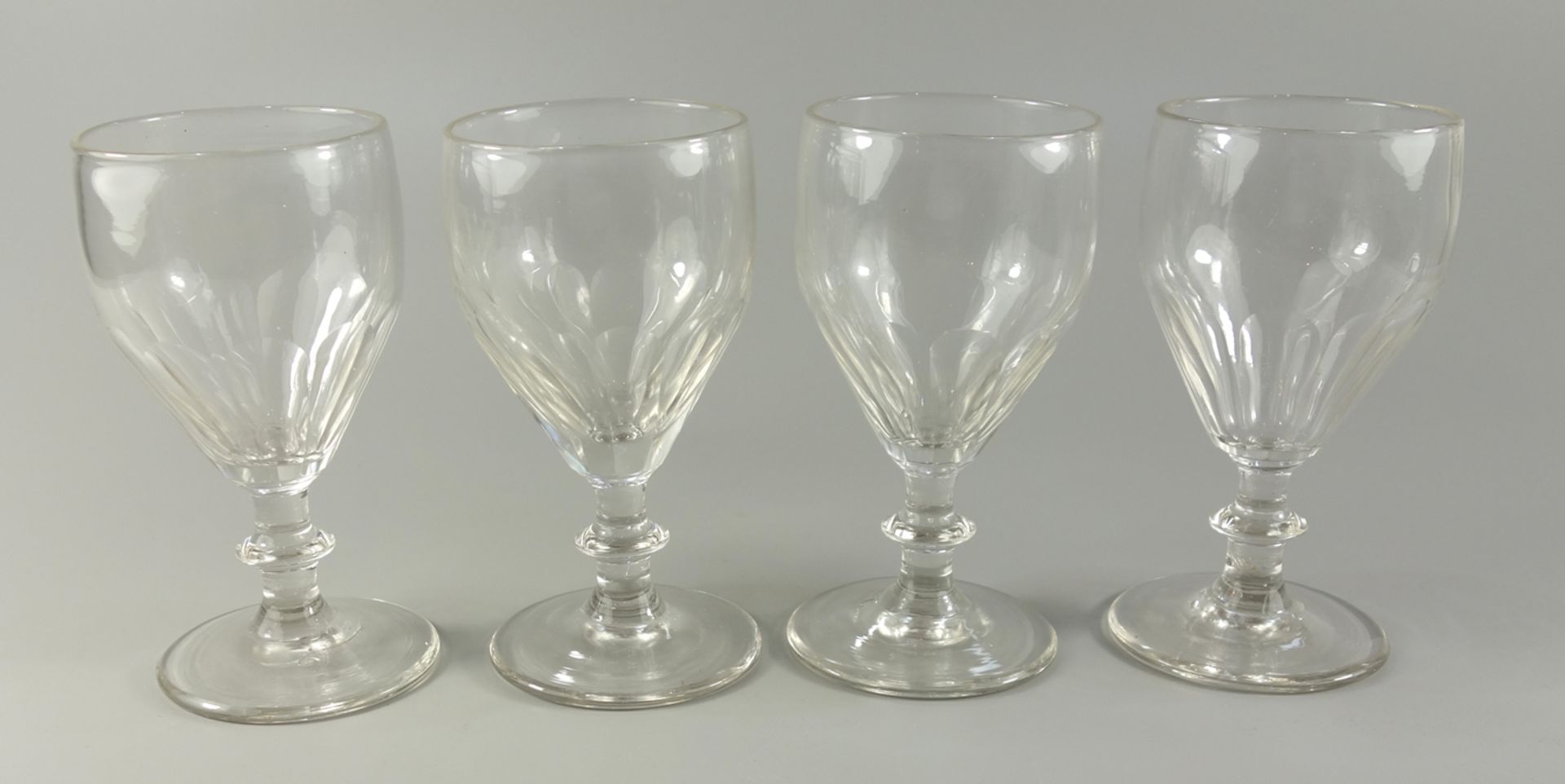 4 Weingläser mit Scheibennodus, um 1920, H.12,4cm, Klarglas, ausgeschliffener Abriss, Kuppa mit