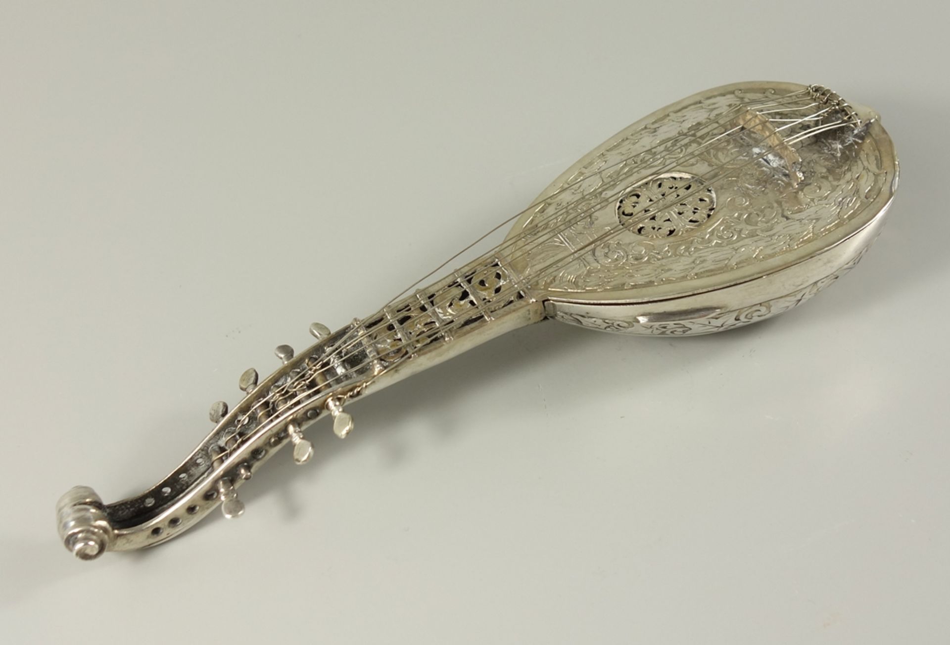 Dose in Form einer Mandoline, Silber geprüft, min. 800/1000, floral graviert, scharniertes