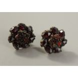 Paar Granat-Ohrstecker, Böhmen um 1900, Gew.3,27g, Blütenform, Steckbrisur, D.ca.1cm Pair of garnet