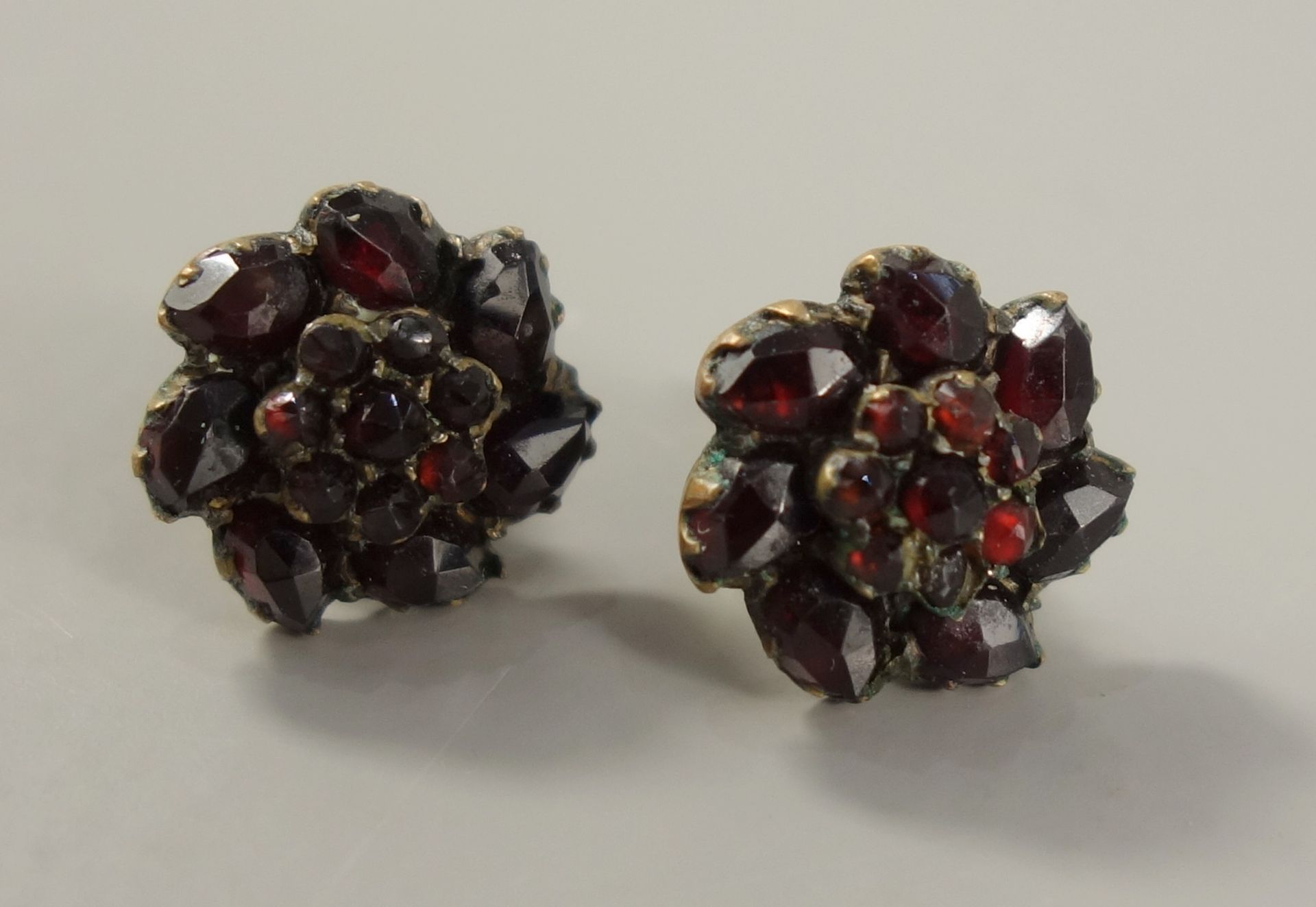 Paar Granat-Ohrstecker, Böhmen um 1900, Gew.3,27g, Blütenform, Steckbrisur, D.ca.1cm Pair of garnet