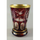 Vase mit Jagdgravur, 1.Hälfte 20. Jh., Klarglas mit rubinrotem Überfang und Goldkonturen,
