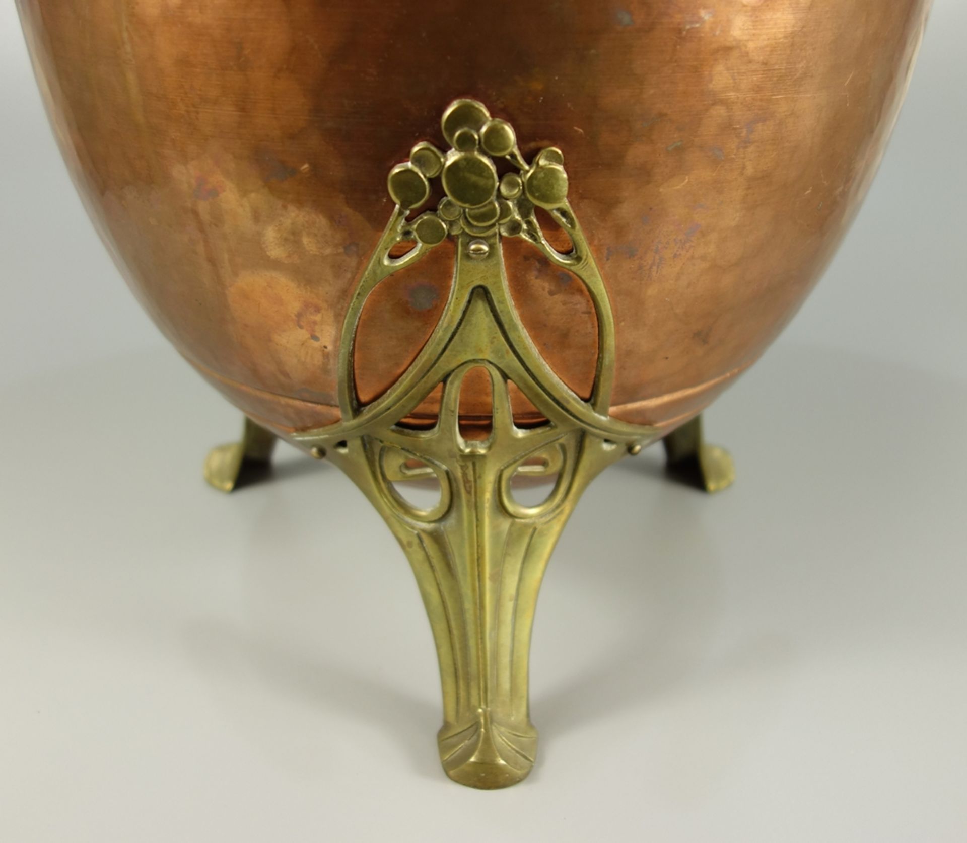 große Prunk-Bowle, Kupfer/Messing, Jugendstil um 1900, Hammerschlag-Kupferkorpus, dreifüßiger, - Bild 6 aus 6