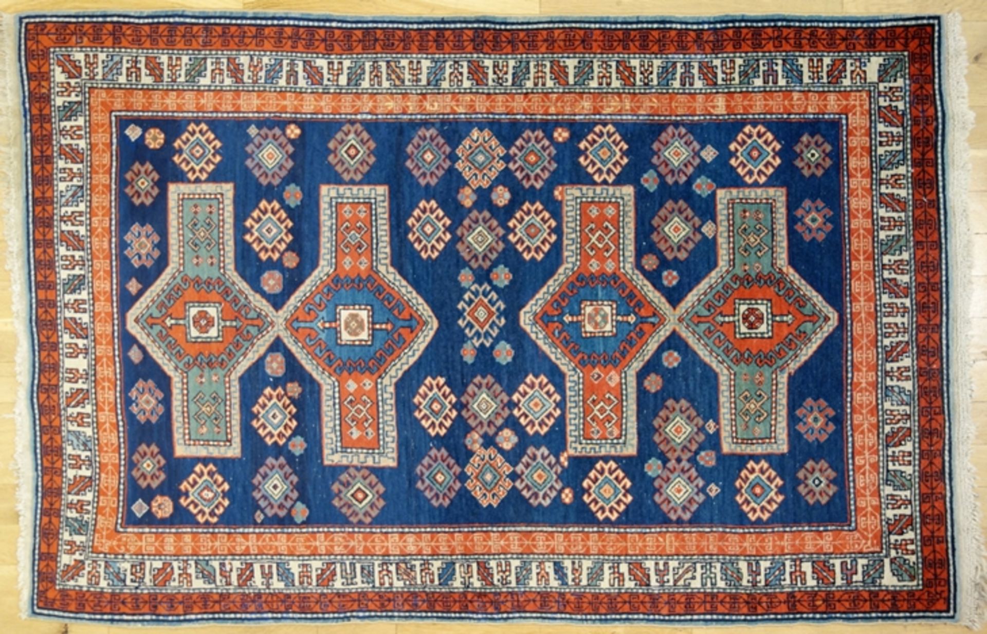 Brücke, Kasak, vier Medaillons auf dunkelblauem Grund, Maße: 103*158cm, Gebrauchsspuren Carpet,