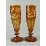 zwei Sektflöten mit Jagdgravur, Böhmen, 1920er Jahre, farbloses Kristallglas mit bernsteinfarbenem