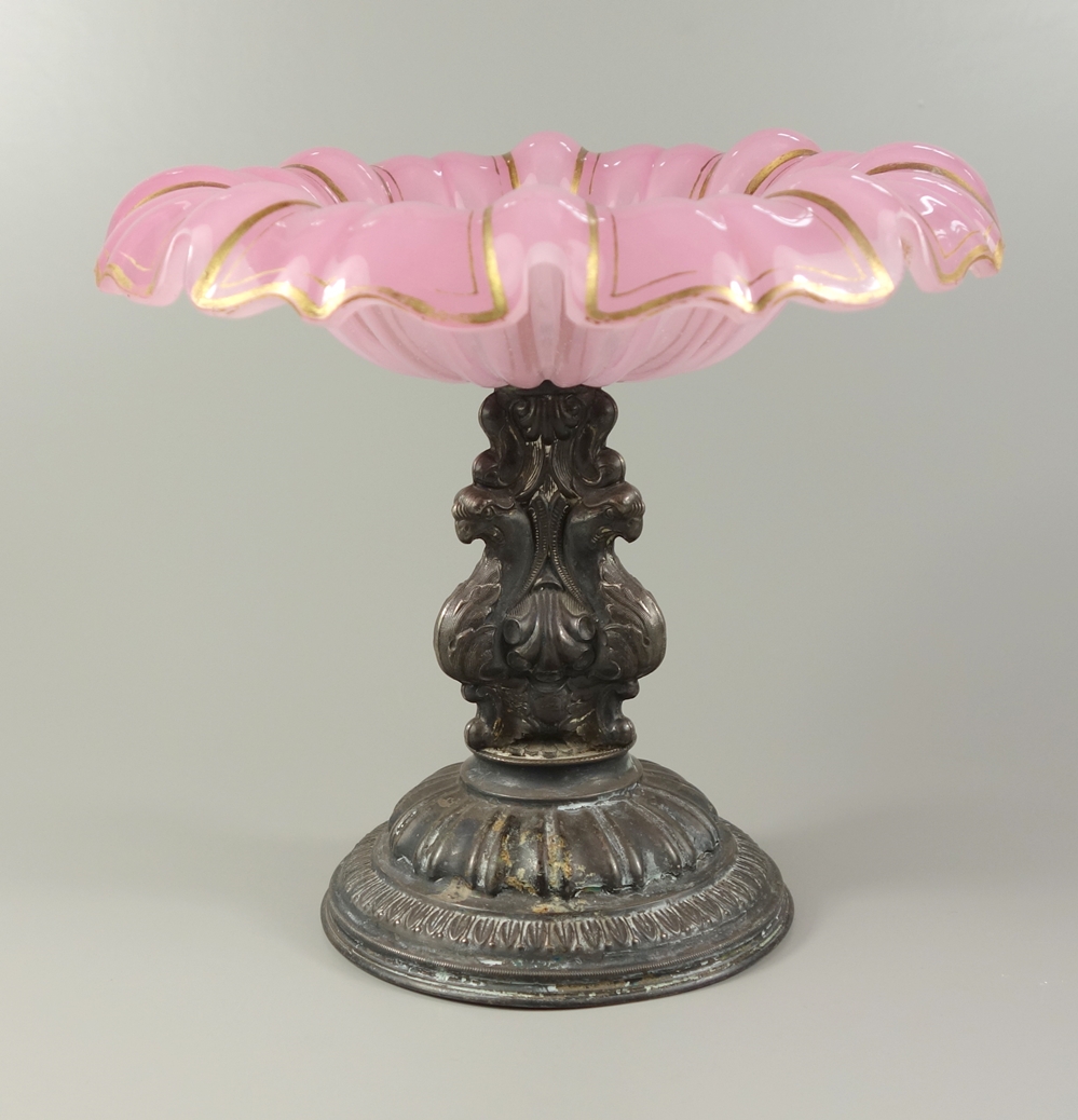 Tafelaufsatz, um 1850, rosa Alabasterglas / Silber, gewellte Schale mit Goldkonturen, Fuß mit