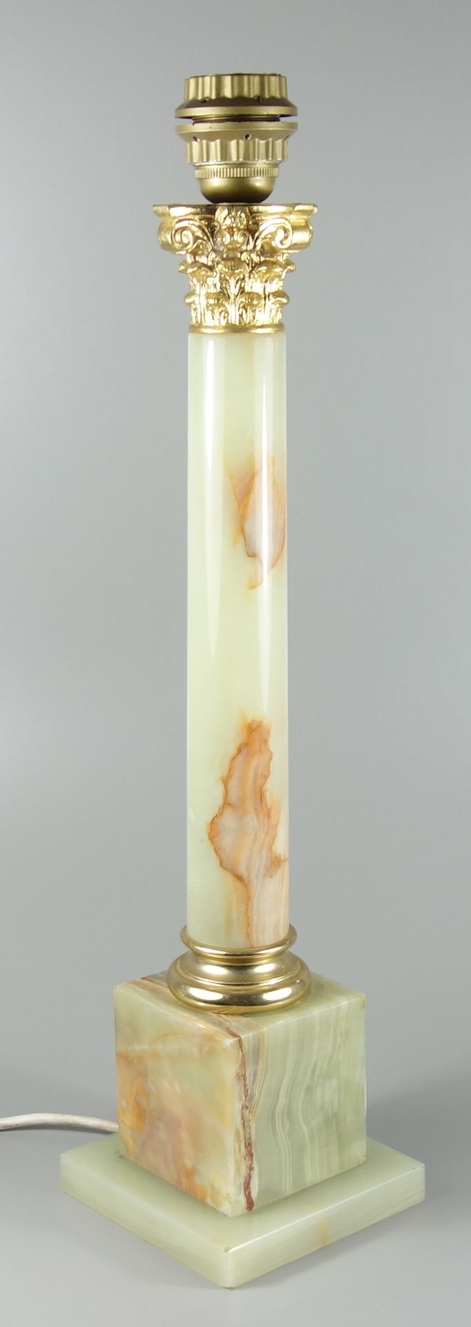 Onyx-Lampe in Form einer korinthischen Säule, 1970er Jahre, Gew.5,14kg, mit Metallmontierung, H. - Bild 2 aus 3